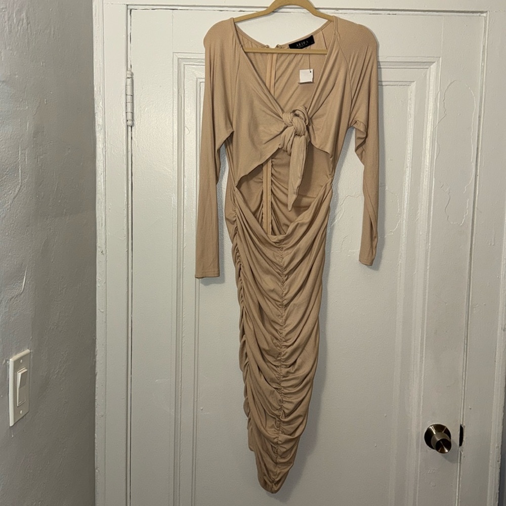 🔥 Akira long sleeve midi dress.